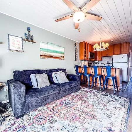Cozy Beach Condo Sleeps 6 Pool